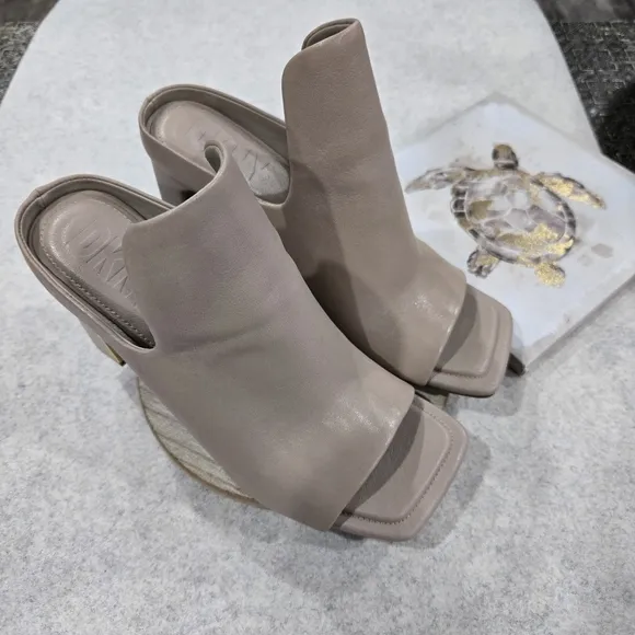 🐢 DKNY  Ritzy Peep Toe Bootie Slide Sandal Size 8.5 like new!