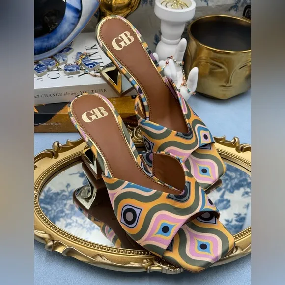 🆕 GIANNI BINI 🧿 NWOB Vibe-Check Retro Print Satin Sculpted Sandals, Sz 8 M