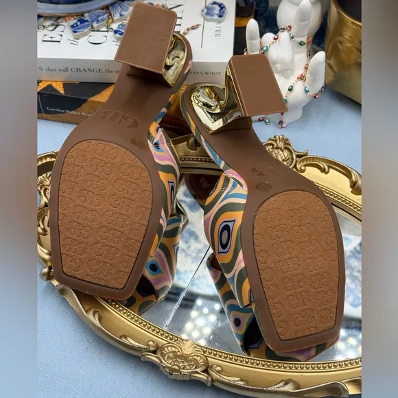 🆕 GIANNI BINI 🧿 NWOB Vibe-Check Retro Print Satin Sculpted Sandals, Sz 8 M