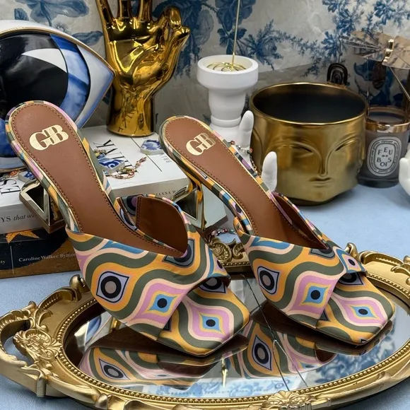 🆕 GIANNI BINI 🧿 NWOB Vibe-Check Retro Print Satin Sculpted Sandals, Sz 8 M