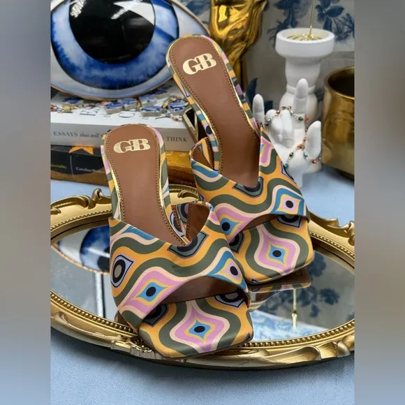 🆕 GIANNI BINI 🧿 NWOB Vibe-Check Retro Print Satin Sculpted Sandals, Sz 8 M