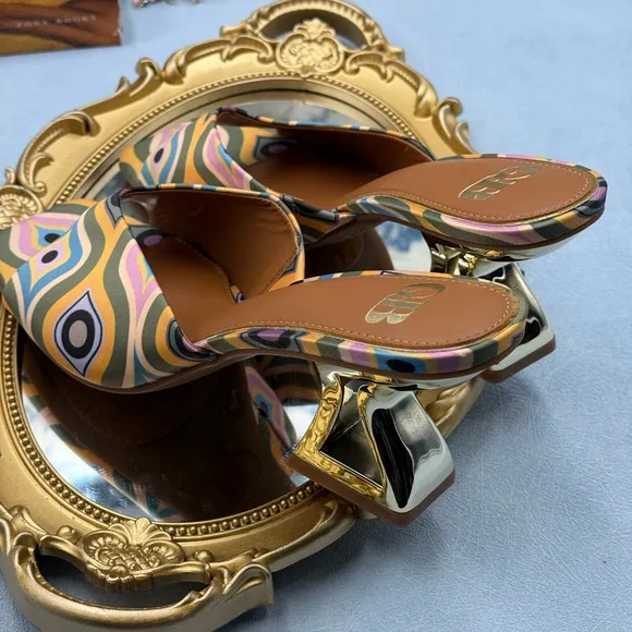 🆕 GIANNI BINI 🧿 NWOB Vibe-Check Retro Print Satin Sculpted Sandals, Sz 8 M