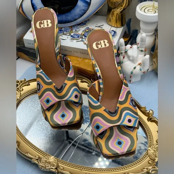 🆕 GIANNI BINI 🧿 NWOB Vibe-Check Retro Print Satin Sculpted Sandals, Sz 8 M