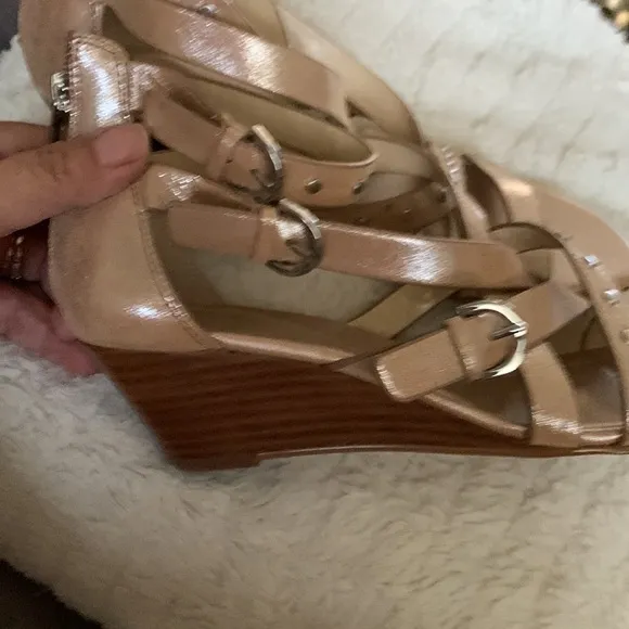 - Isola Petra natural sandals 8 NWOB