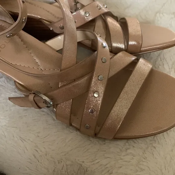 - Isola Petra natural sandals 8 NWOB