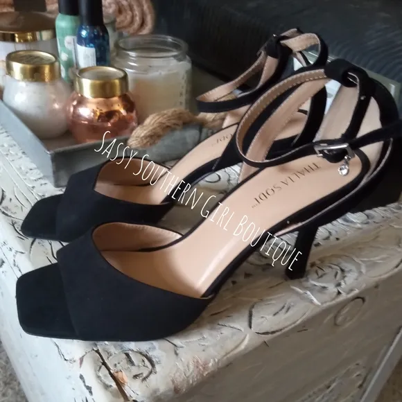 ⭐🆕 Thalia Sodi black ankle strap heels