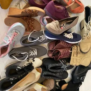 15 pcs BOUTIQUE AND NAME BRAND SHOE BUNDLE, CLEARANCE, RESELLER BOX
