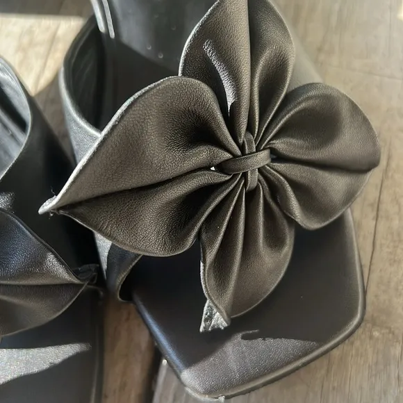 Aerosoles Esta Black Leather Slides Sandals With Flower Detail Size 10.5