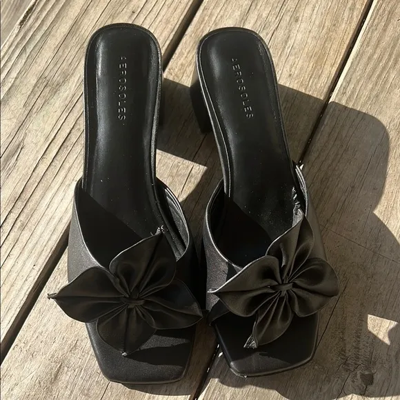 Aerosoles Esta Black Leather Slides Sandals With Flower Detail Size 10.5