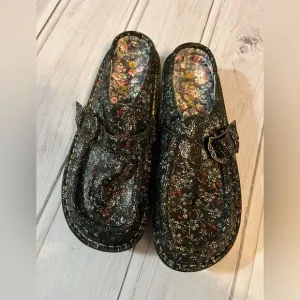 Alegria 39/8 Black Red Metallic Floral Slip On Sandals