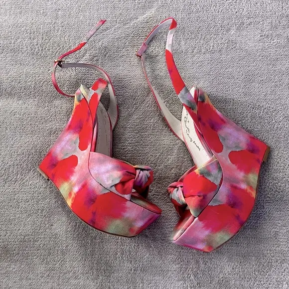 Alice   Olivia by Stacey Bendet Ilisa Watercolor-Print Wedge Sandal Size 40