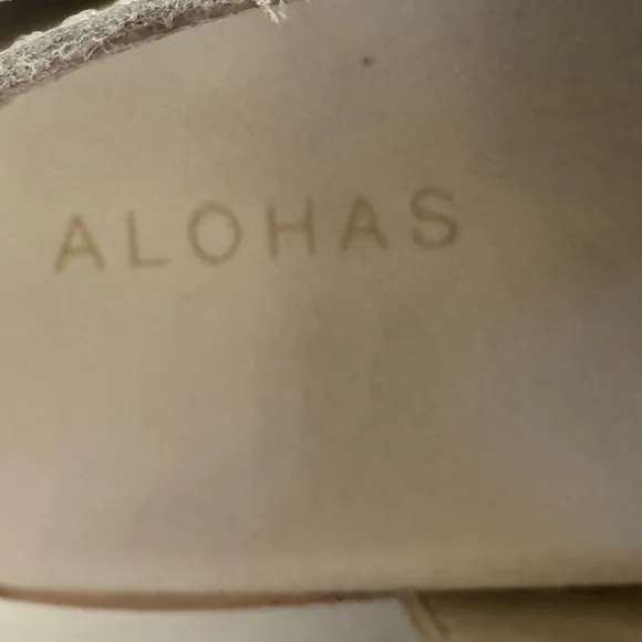 Alohas Cream Platform Sandals with Chunky Sole and Metallic Buckles