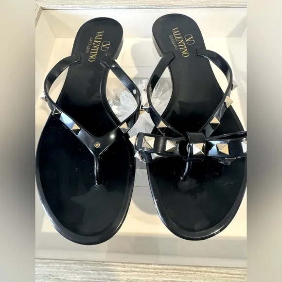 Authentic Valentino Rockstud Thong Sandals. Missing One Bow. Size 38 black. NWOT