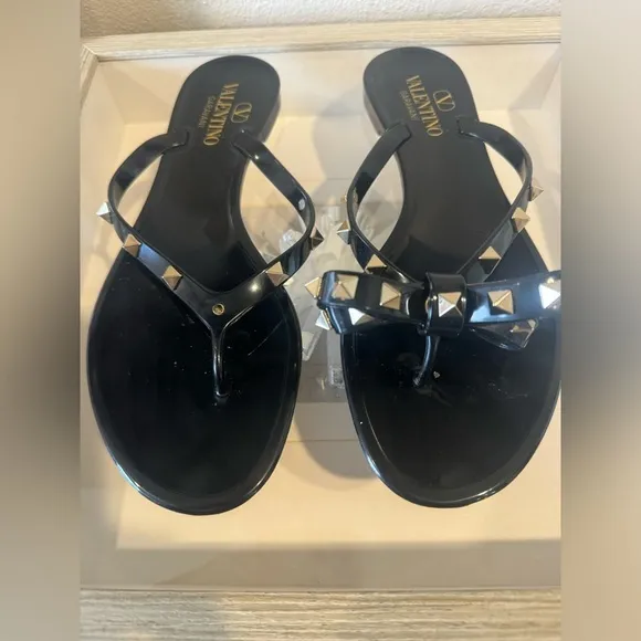 Authentic Valentino Rockstud Thong Sandals. Missing One Bow. Size 38 black. NWOT