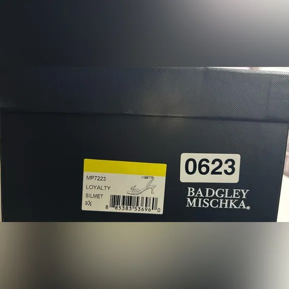 Badgley Mischka® Loyalty Sandals in Silver Kitten Heels Women's 9.5 in Box