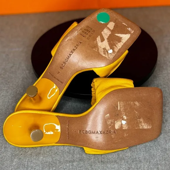 BCBGMAXAZRIA Dallas Scrunched Leather TUSCANY Yellow Mule Slip On Sandals Size 7