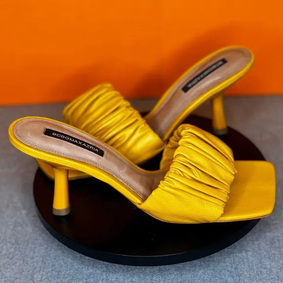 BCBGMAXAZRIA Dallas Scrunched Leather TUSCANY Yellow Mule Slip On Sandals Size 7