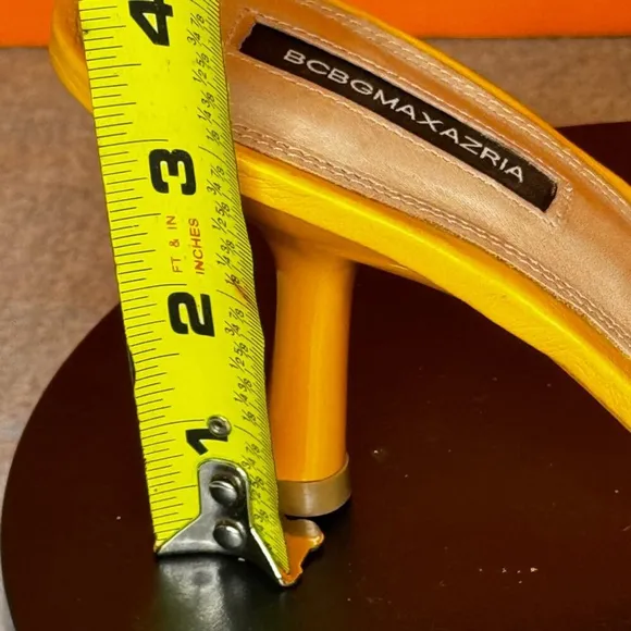 BCBGMAXAZRIA Dallas Scrunched Leather TUSCANY Yellow Mule Slip On Sandals Size 7