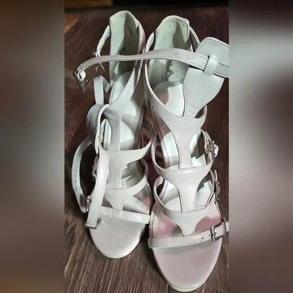 Beau &amp; Ashe sporty gladiator gray &amp; white heels STUNNING  Sz7.5