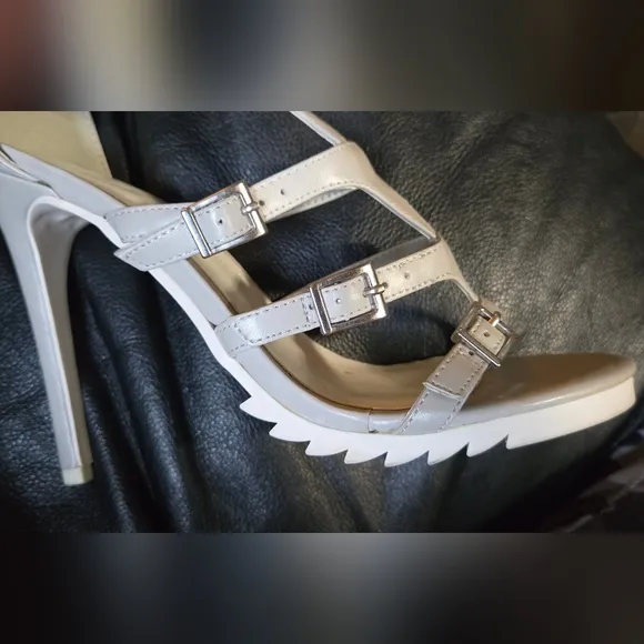 Beau &amp; Ashe sporty gladiator gray &amp; white heels STUNNING  Sz7.5
