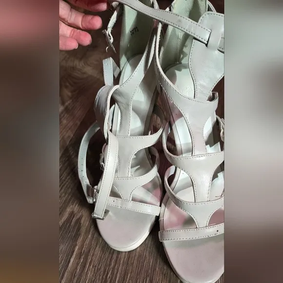 Beau &amp; Ashe sporty gladiator gray &amp; white heels STUNNING  Sz7.5