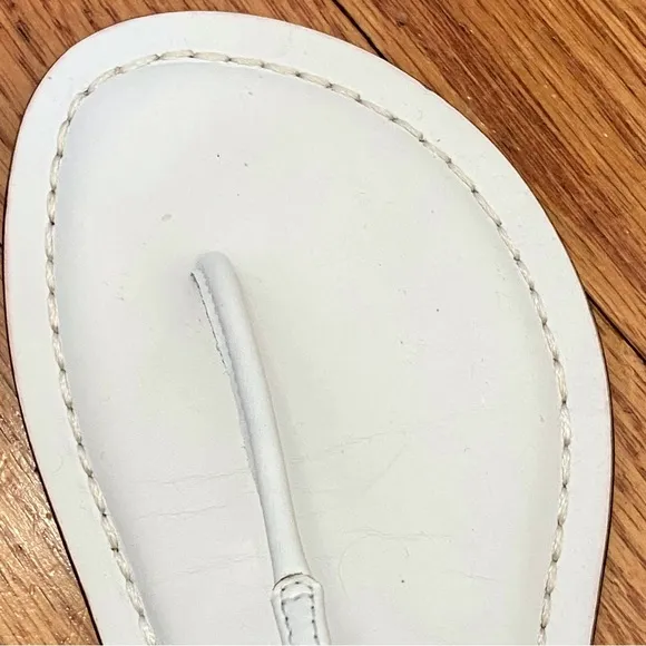 Bernardo Lilly white leather flat t-strap thong sandals shoes