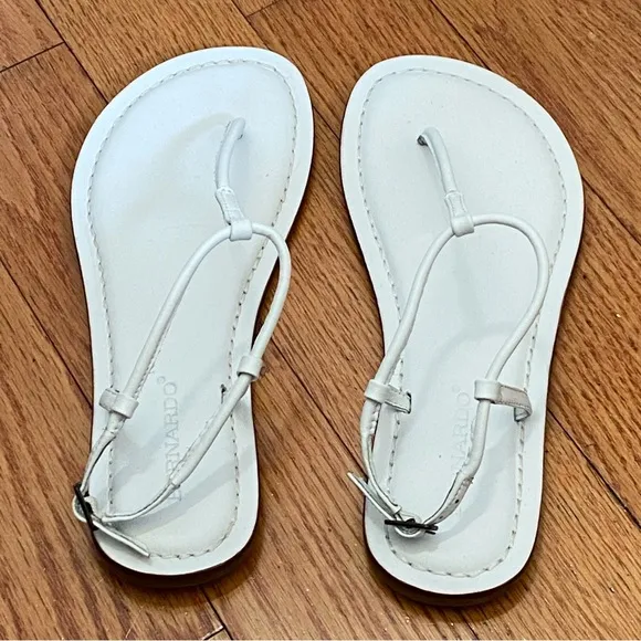 Bernardo Lilly white leather flat t-strap thong sandals shoes