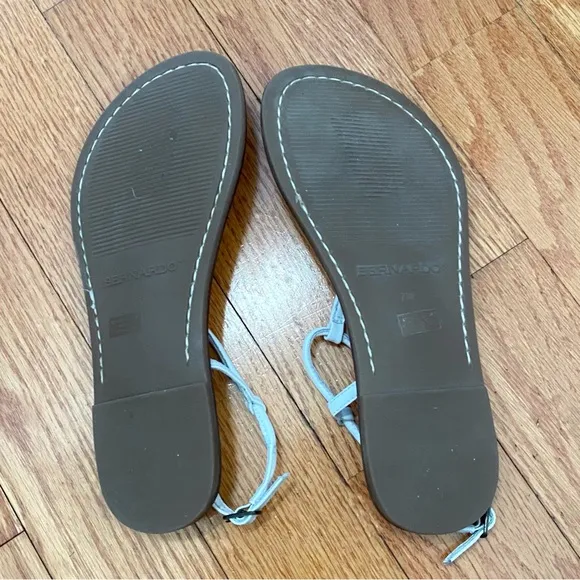 Bernardo Lilly white leather flat t-strap thong sandals shoes
