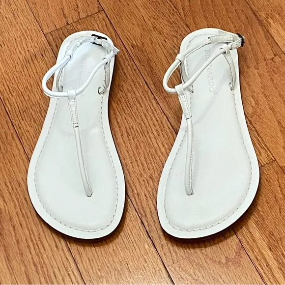 Bernardo Lilly white leather flat t-strap thong sandals shoes