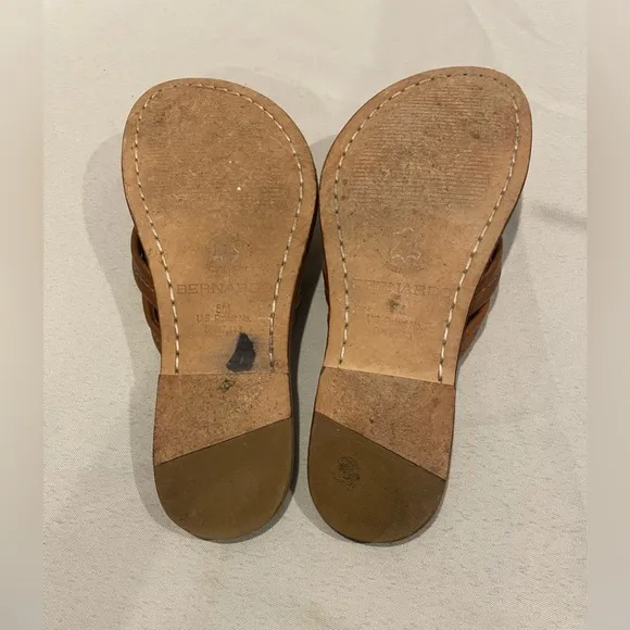 BERNARDO Luggage Tan Leather Miami Thong Sandals Womens Size 5