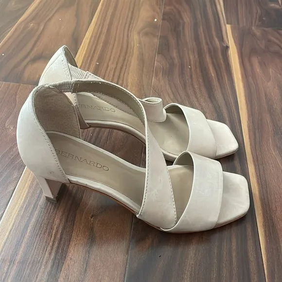 Bernardo Women’s Camille Blush Nude Leather Mid Heel Sandals Fashion Pumps  6