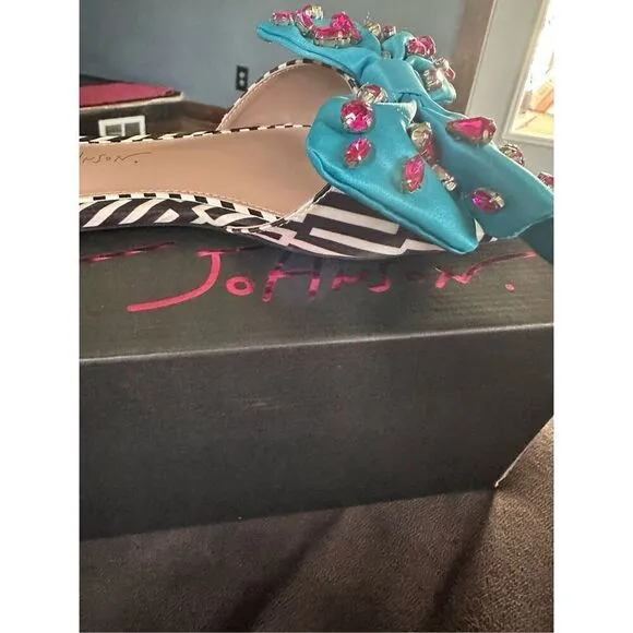 🔥💥Betsey Johnson, beautiful bow and rhinestone Square open toe sandals with ex