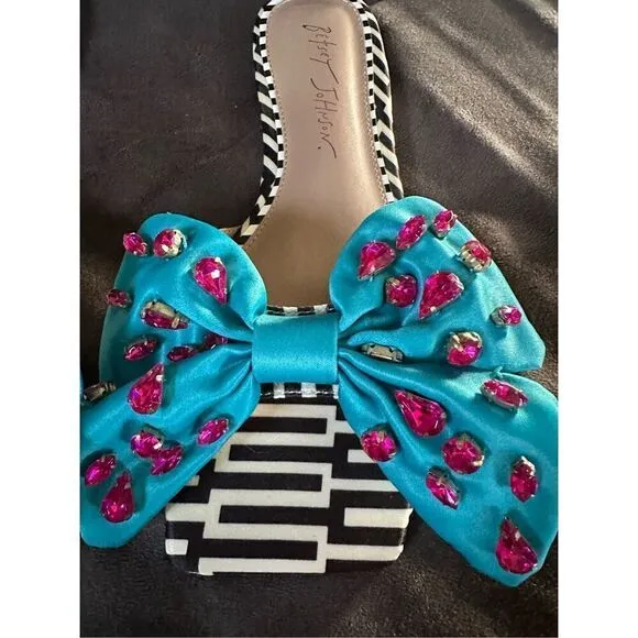 🔥💥Betsey Johnson, beautiful bow and rhinestone Square open toe sandals with ex