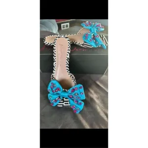🔥💥Betsey Johnson, beautiful bow and rhinestone Square open toe sandals with ex