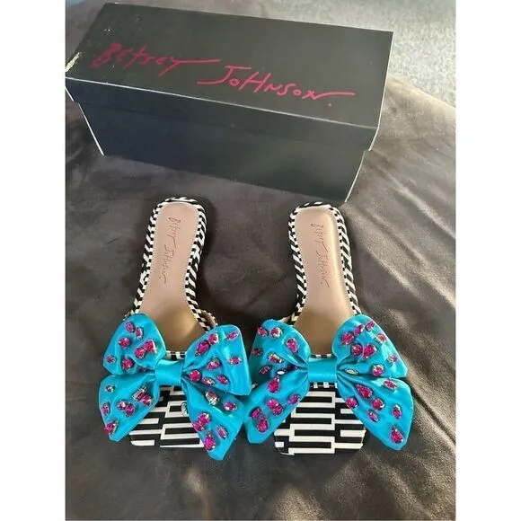 🔥💥Betsey Johnson, beautiful bow and rhinestone Square open toe sandals with ex