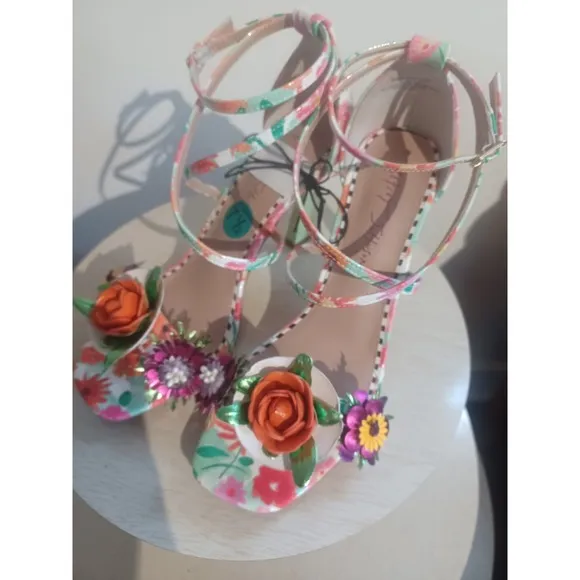 Betsey Johnson Floral Ankle Strap Flower Embellishments High Heeled Sandal Sz7.5