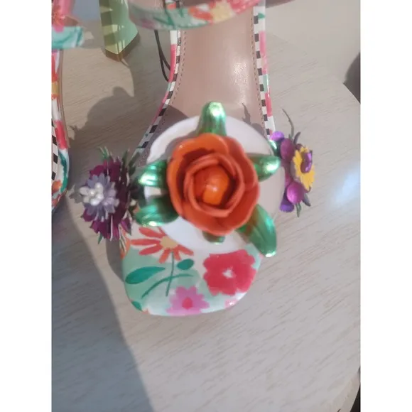 Betsey Johnson Floral Ankle Strap Flower Embellishments High Heeled Sandal Sz7.5