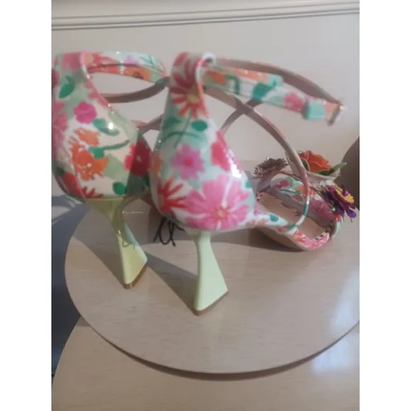 Betsey Johnson Floral Ankle Strap Flower Embellishments High Heeled Sandal Sz7.5