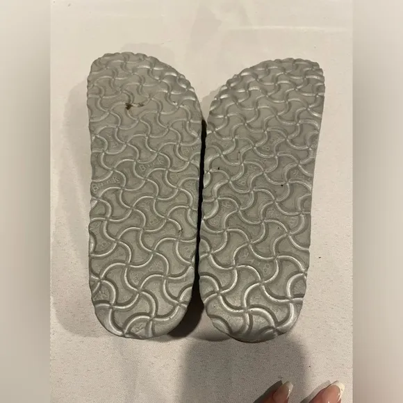 BIRKENSTOCK Washed Metallic Silver Arizona Buckle Sandals Women’s Size 7 (38)