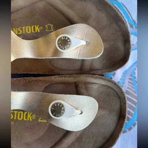 Birkenstocks Gizah Gold Sandals. Size 39. Like new!!