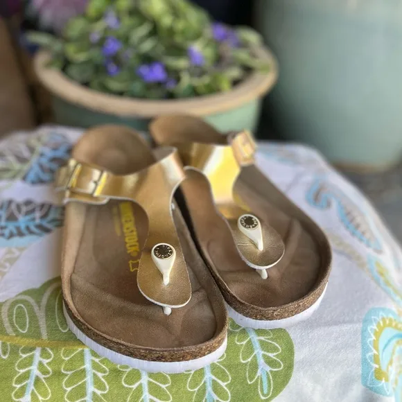 Birkenstocks Gizah Gold Sandals. Size 39. Like new!!