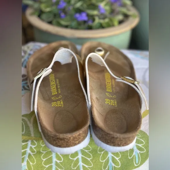 Birkenstocks Gizah Gold Sandals. Size 39. Like new!!