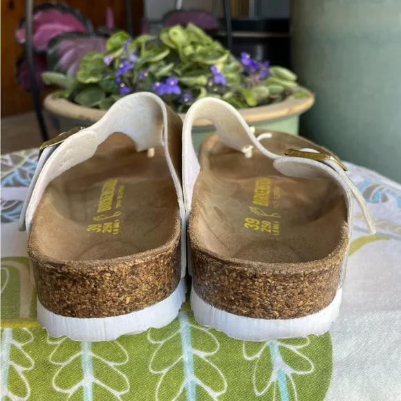 Birkenstocks Gizah Gold Sandals. Size 39. Like new!!