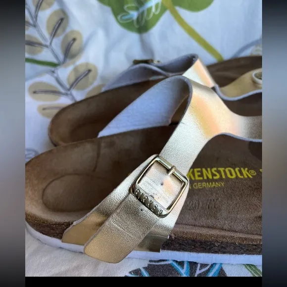 Birkenstocks Gizah Gold Sandals. Size 39. Like new!!