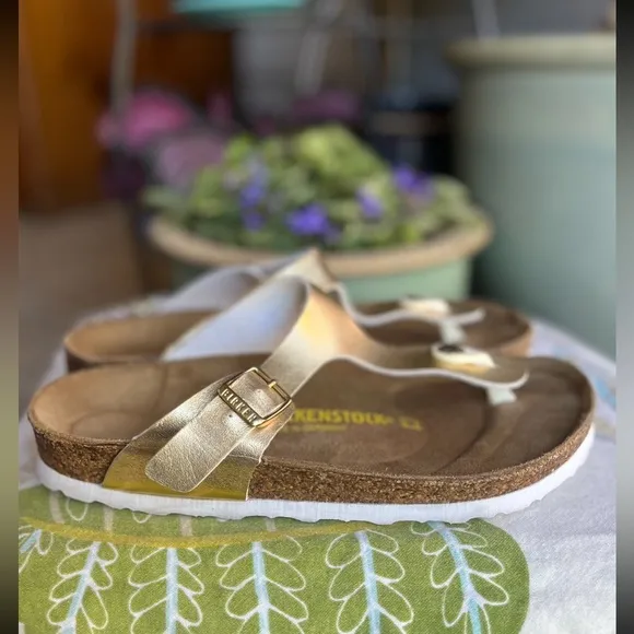 Birkenstocks Gizah Gold Sandals. Size 39. Like new!!