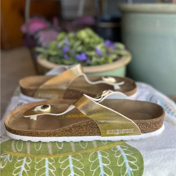 Birkenstocks Gizah Gold Sandals. Size 39. Like new!!
