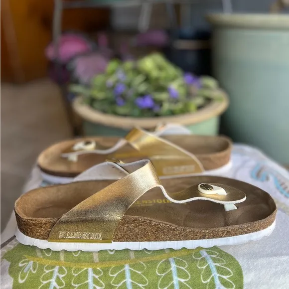 Birkenstocks Gizah Gold Sandals. Size 39. Like new!!