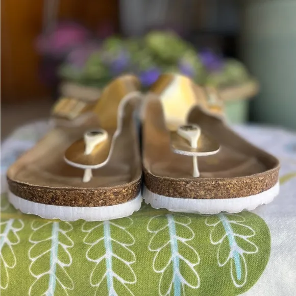 Birkenstocks Gizah Gold Sandals. Size 39. Like new!!