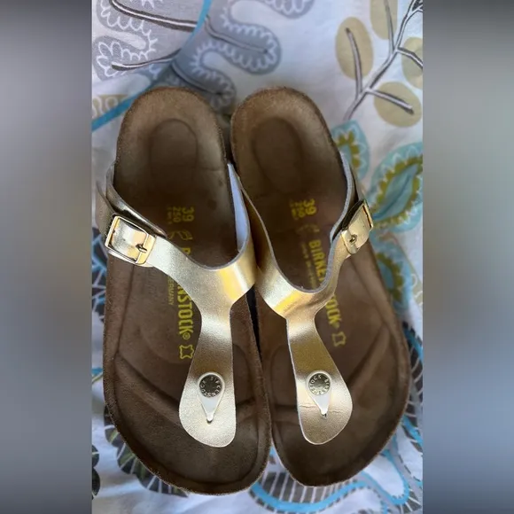 Birkenstocks Gizah Gold Sandals. Size 39. Like new!!
