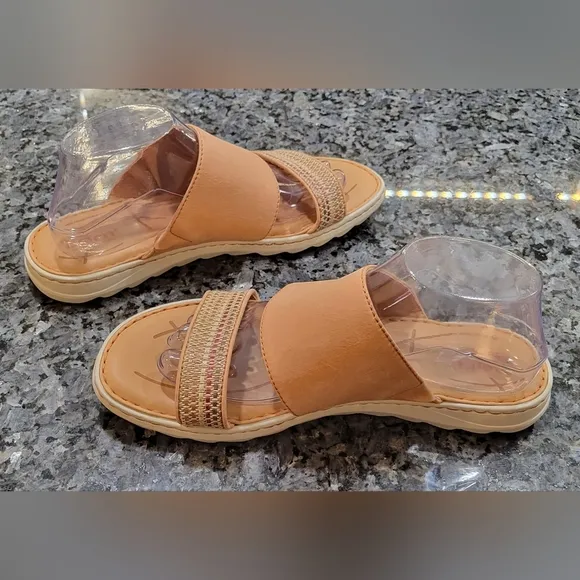 BORN Women's Shore Sandal - tan strappy flat shoe (US Shoe Size 10)*